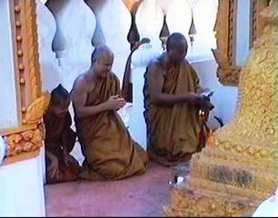 Das Dasein eines buddhistischen Mönchs ist kein Sanatoriumaufenthalt. 227 buddtische Vorschriften sind einzuhalten,darunter auch die sexuelle Enthaltsamkeit.